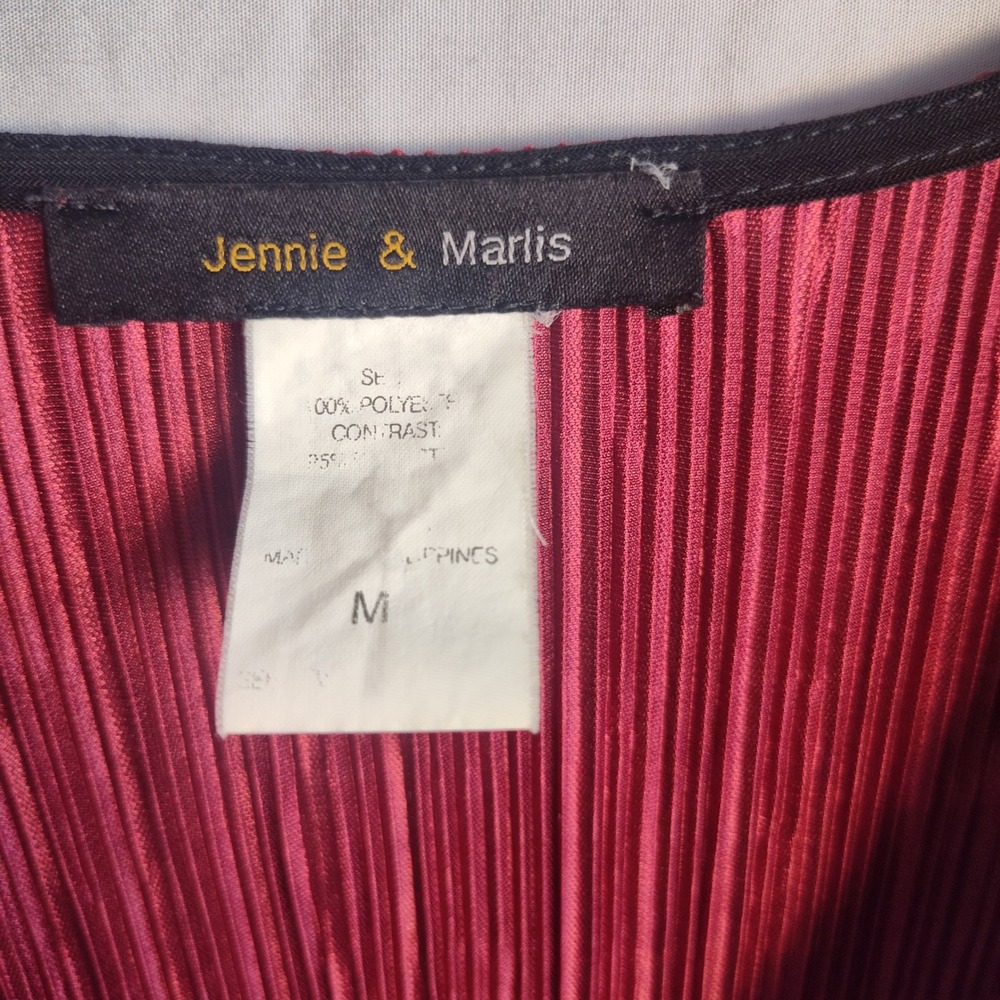 Jennie & Marlis Burgundy Pleated Grommet V-Neck Sharkbite Hem Tunic Top Medium - Picture 4 of 9